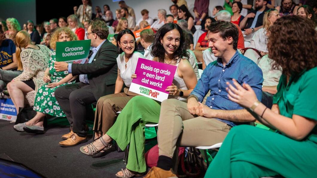 zittende mensen bij een bijeenkomst van GroenLinks
