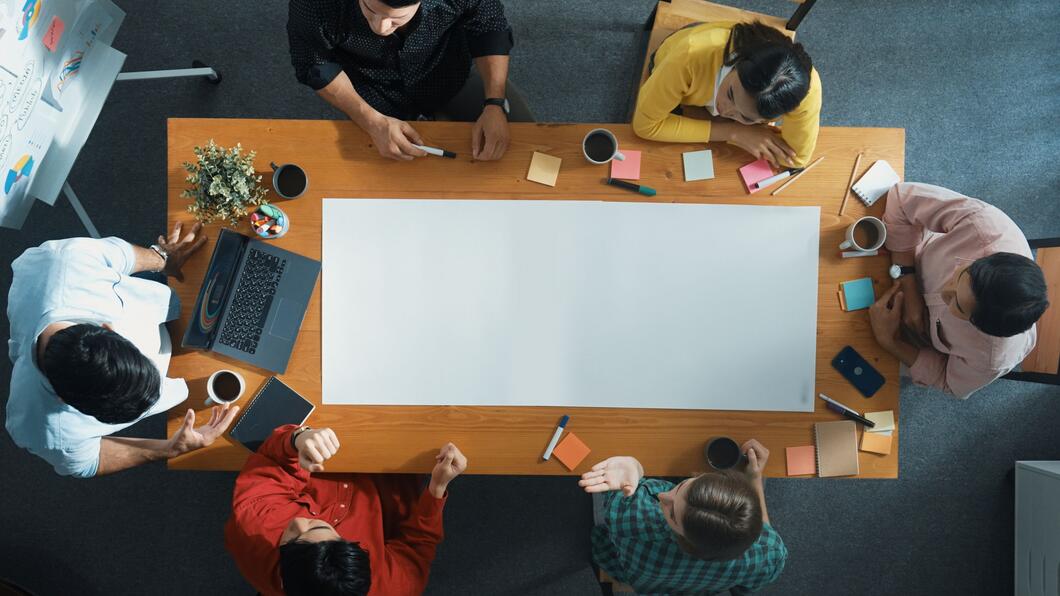 mensen aan een tafel voor een overleg