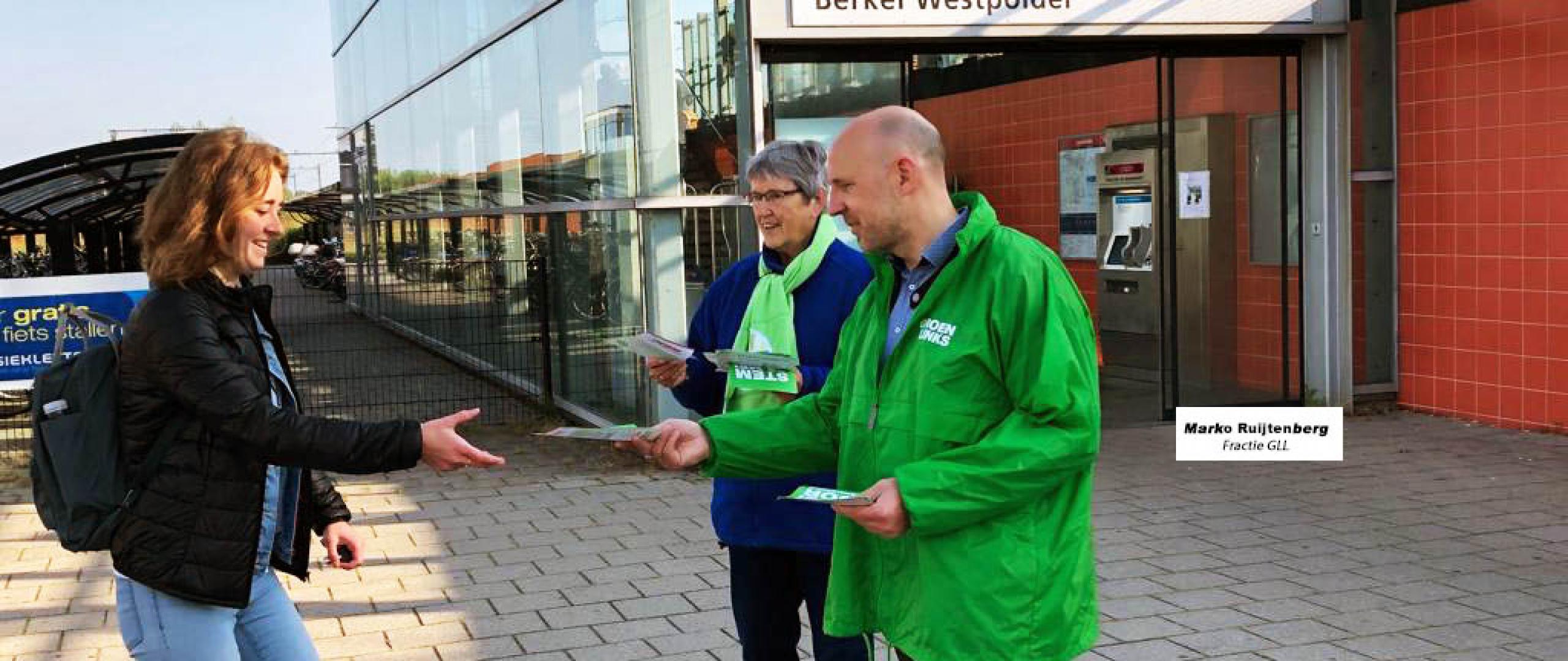 Marko Ruijtenberg tijdens het flyeren bij randstadrail