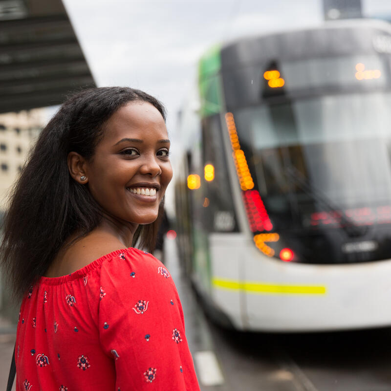 Reiziger voor een elektrische tram in Melbourne