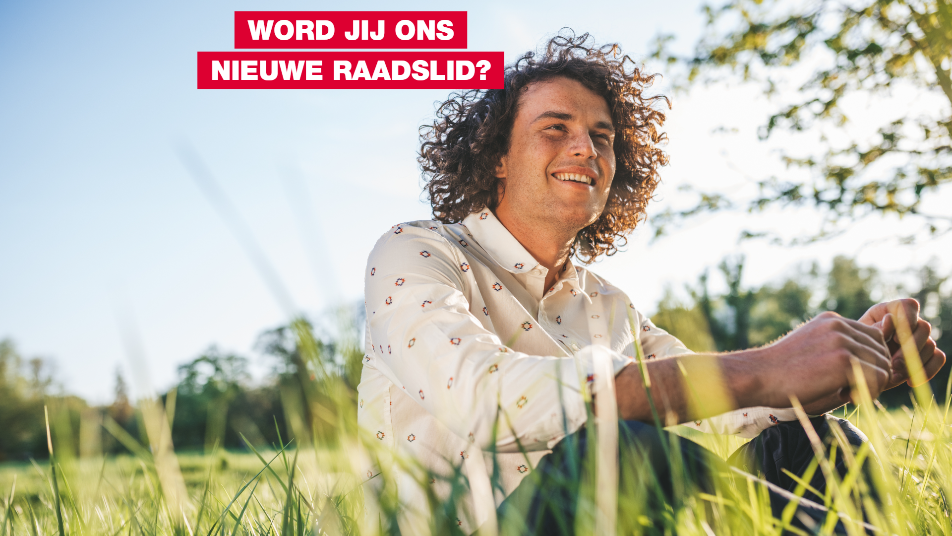 man zittend in het gras campagne raadslid gezocht